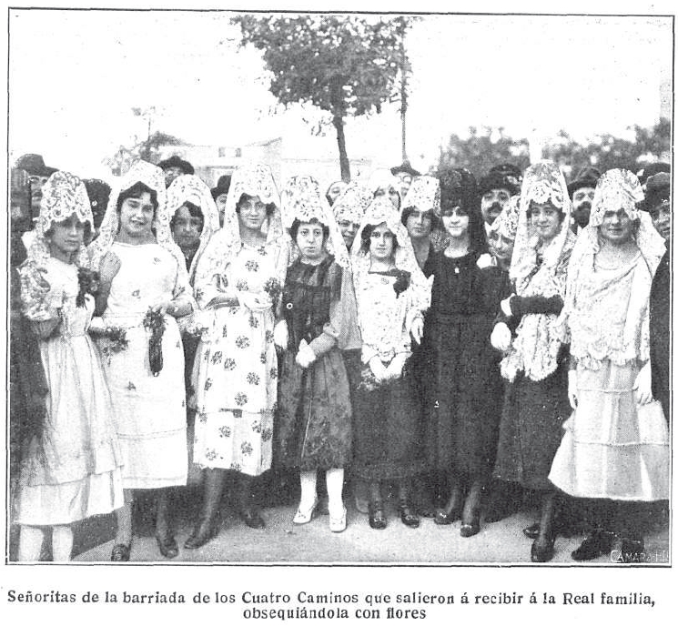 Señoritas de la barriada de Cuatro Caminos que salieron a recibir a la Familia Real, obsequiándola con flores