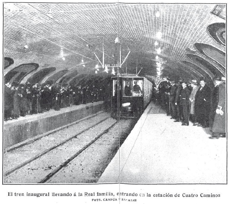 El tren inaugural llevando a la Real familia, entrando en la estación de Cuatro Caminos